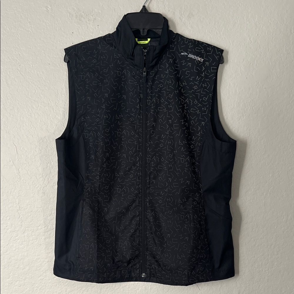 NWT Brooks Women's Black Patterned Running Vest Black in Size L